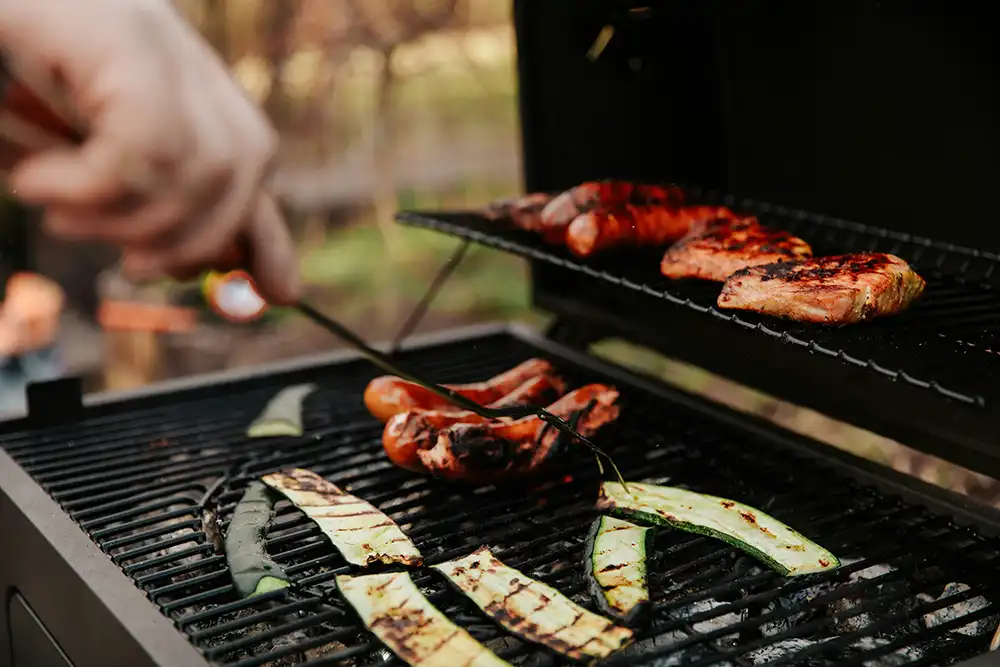 hier wird Gemüse und Fleisch gegrillt