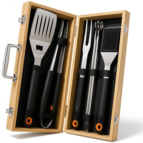 Curry Master Grillkoffer Grillset für Männer – Geschenk Grillbesteck Koffer mit 3in1 Spatel & Bürste – Grillzubehör Set im edlen Bambus-Koffer – Grillset für Männer Geschenk